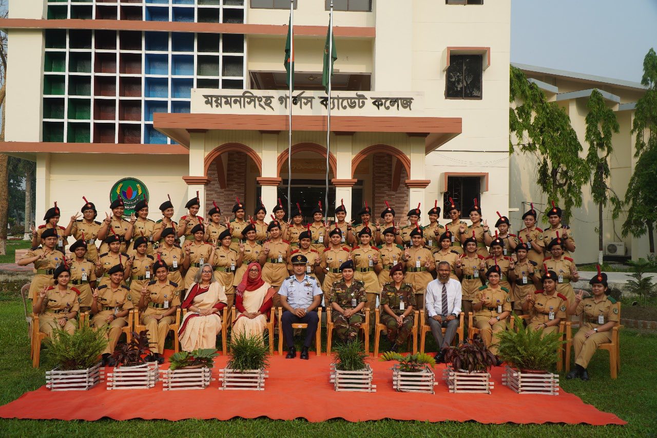 ময়মনসিংহ গার্লস ক্যাডেট কলেজের এসএসসি ফল উদযাপন। ছবি- বাংলাদেশ সেনাবাহিনী